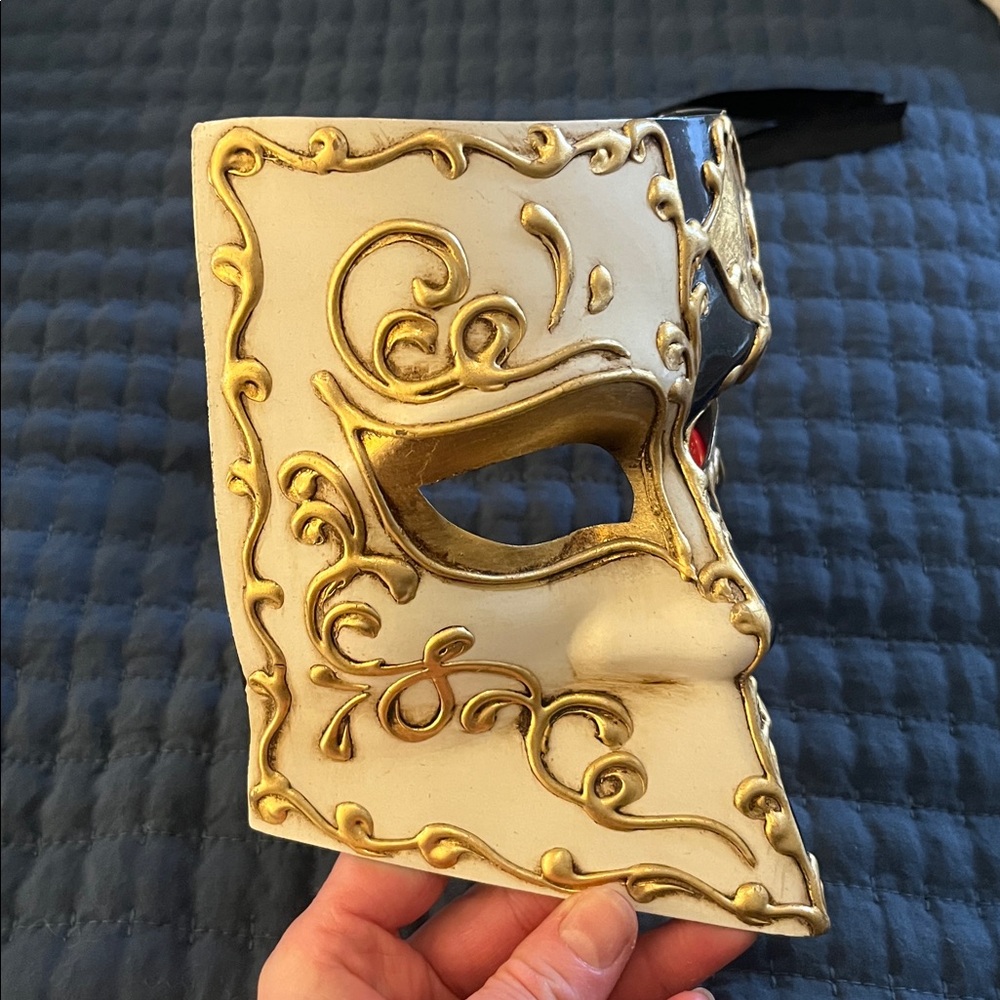 Elegant Gold and Black Masquerade Mask. Venetian  mask.  Hand painted - Picture 4 of 5